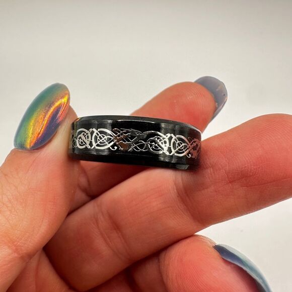 Men's 12.5, black polished metal ring with resin and silver scroll center! - Picture 4 of 9